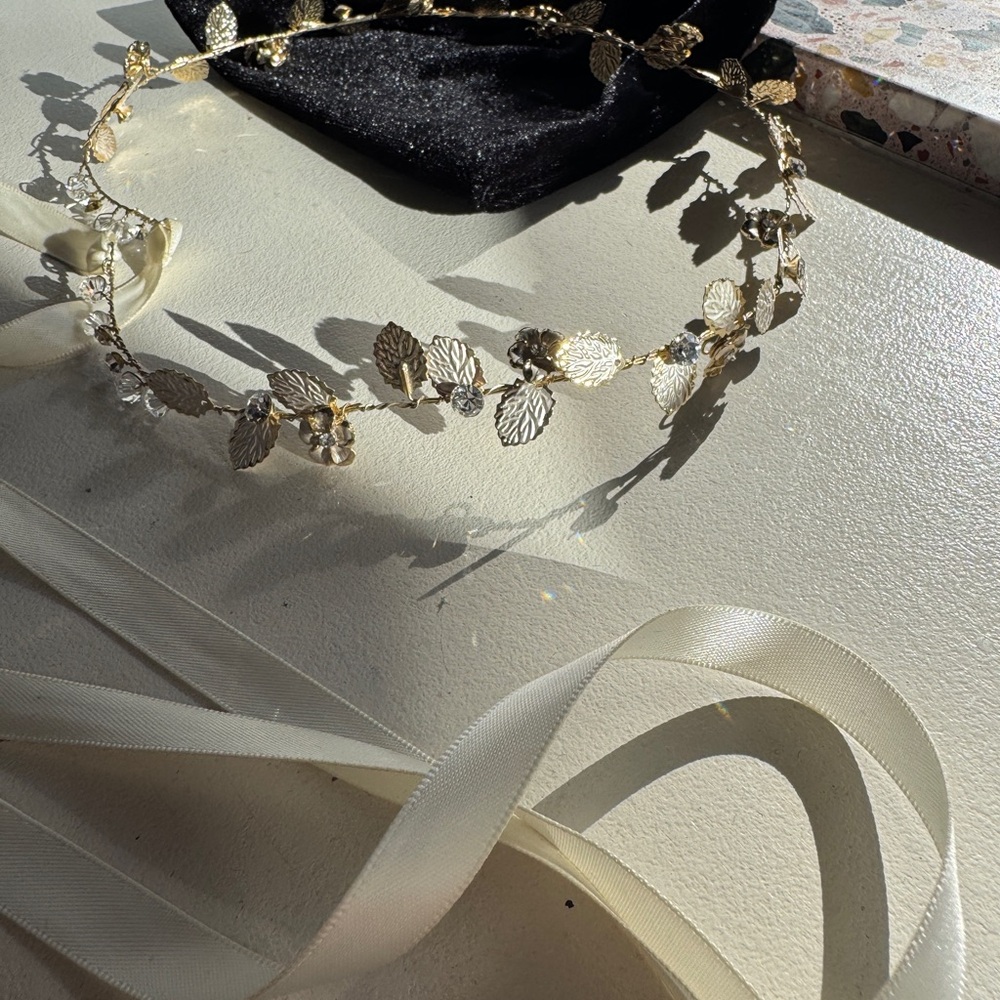 UNTAMED PETALS BY AMANDA JUDGE Gold Leaf Hair Accessory